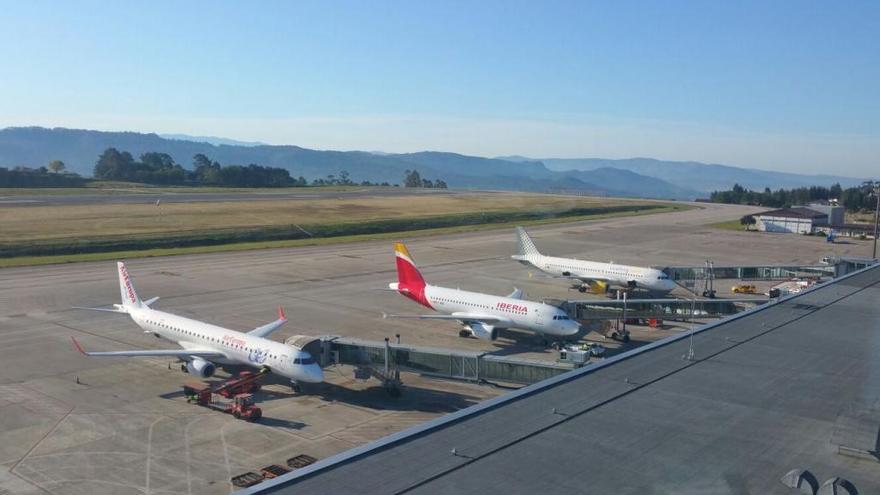 Tres aviones estacionados en el aeropuerto de Peinador.