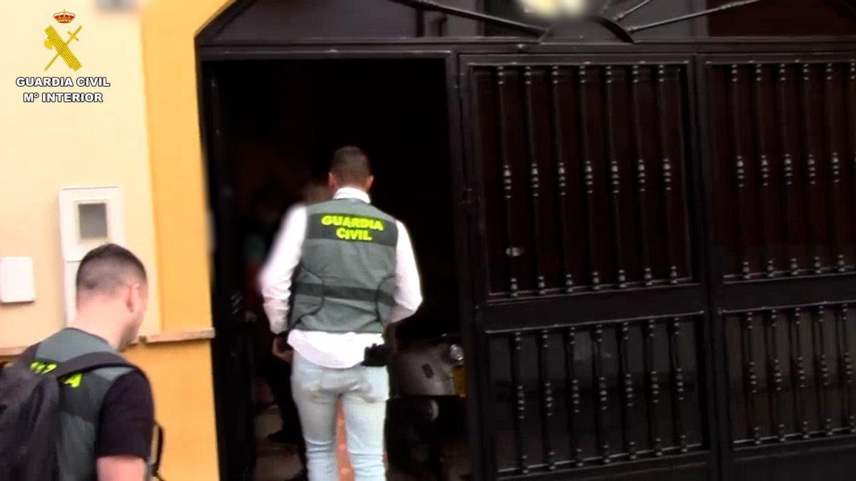 La Guardia Civil, entrando en el domicilio de uno de los detenidos.