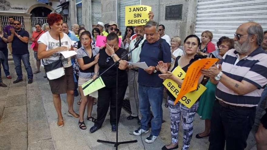 Antón Bouza, con Pura, de negro y &quot;madre resilente&quot;. // Marcos Canosa