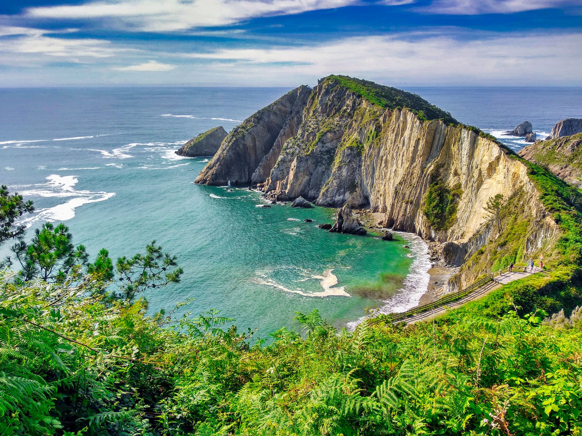La playa del Silencio vista desde lejos