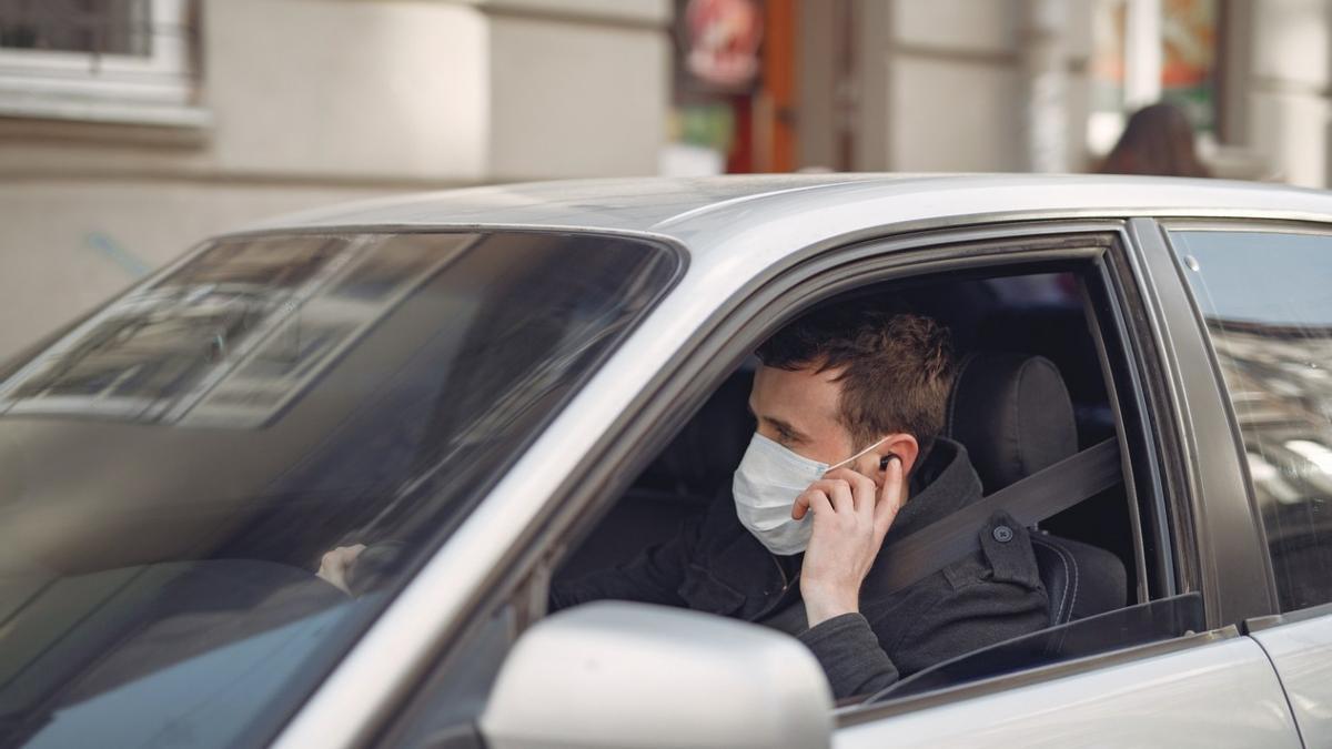 Quitarse la mascarilla en el coche son 500 euros de multa: ¿cierto o falso?