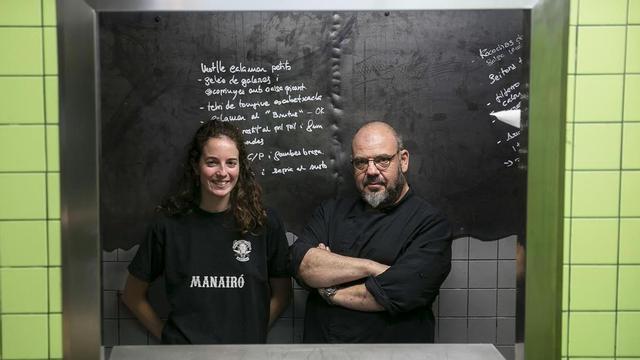 A fondo de la ventanita del restaurante Manairó, Marta Marín y Jordi Herrera.