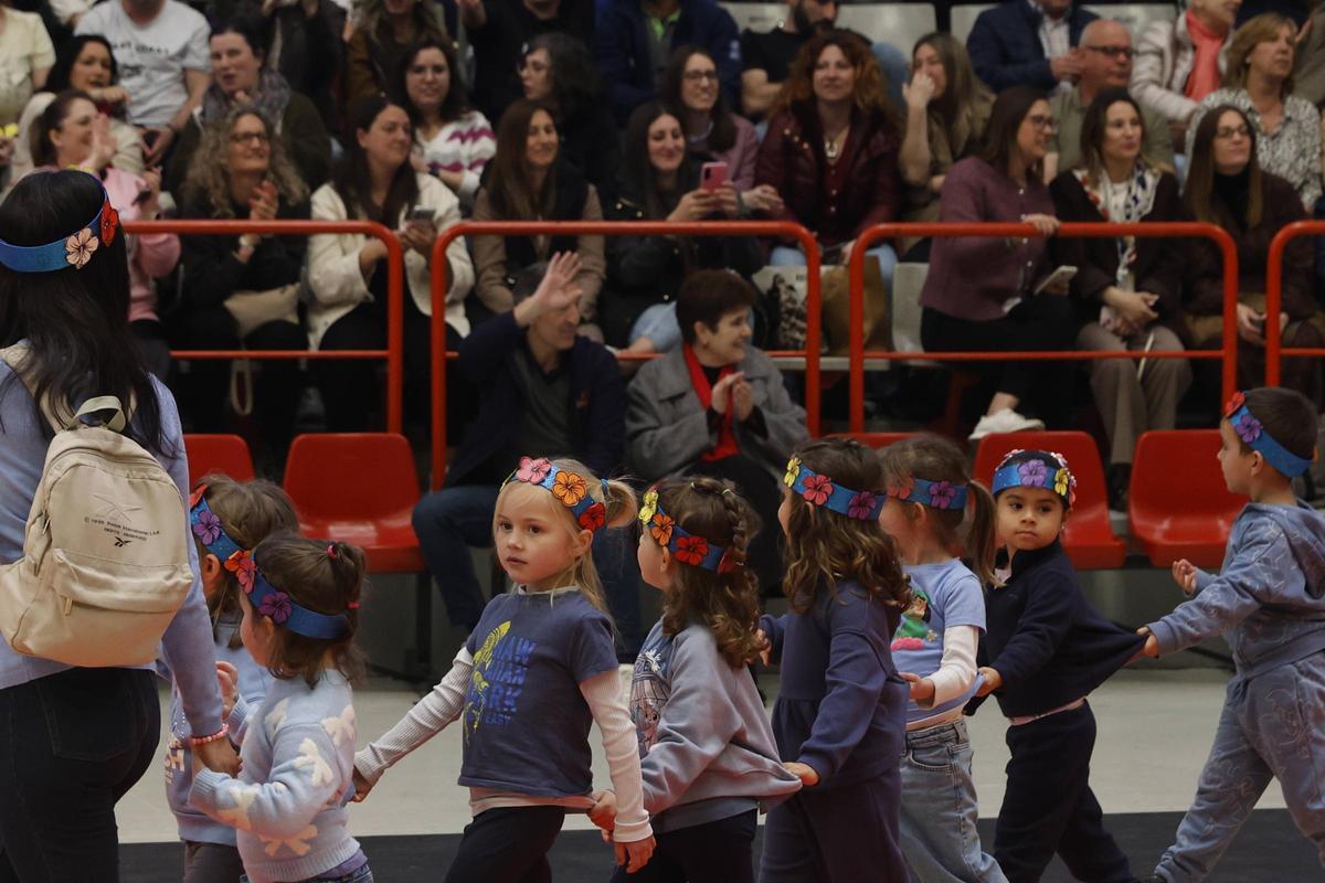 «Mandilones de colores» clama en Gijón por la diversidad y paz: en imágenes