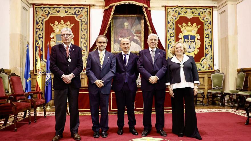 Javier Cuevas –en el centro– junto a (de izquierda a derecha) José Paz Jiménez, vicepresidente de la Real Academia de Medicina y Cirugía; Javier Sebastián, miembro de la Academia Asturiana; José Mario Díaz, presidente de la Academia Asturiana; y Rosa Menéndez, expresidenta del CSIC.