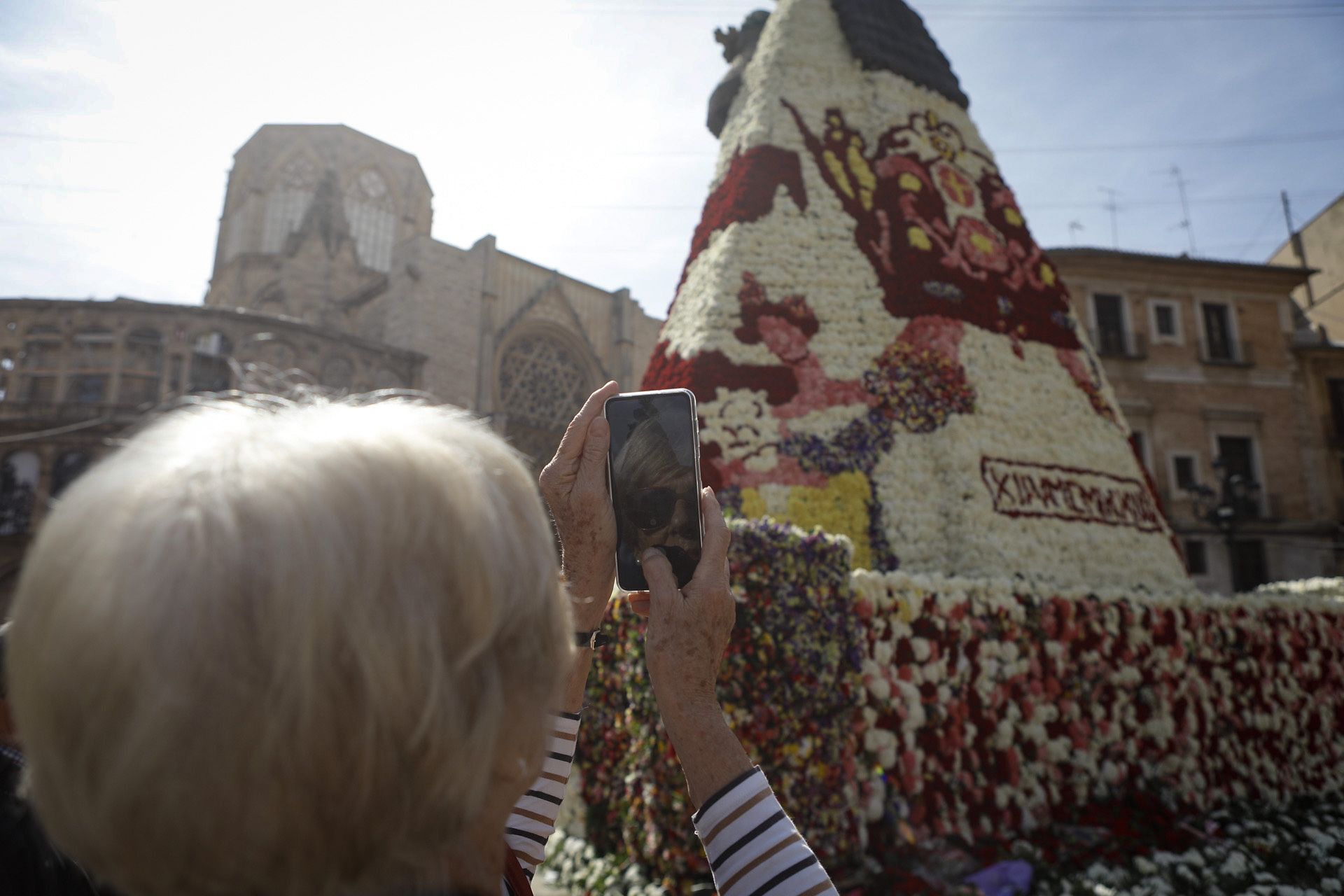 La 'otra ofrenda' a la Virgen llena la plaza tras la cremà