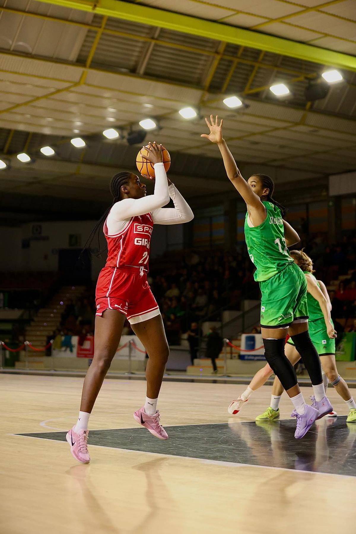 Un llançament de Pendande, durant el partit