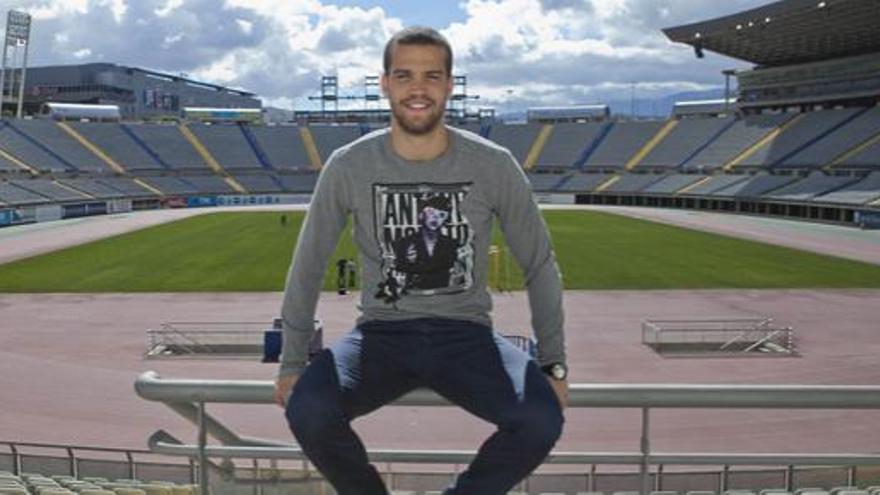 Víctor Laguardia, jugador de la Unión Deportiva, ayer en la grada Naciente del estadio de Gran Canaria. i JOSÉ CARLOS GUERRA