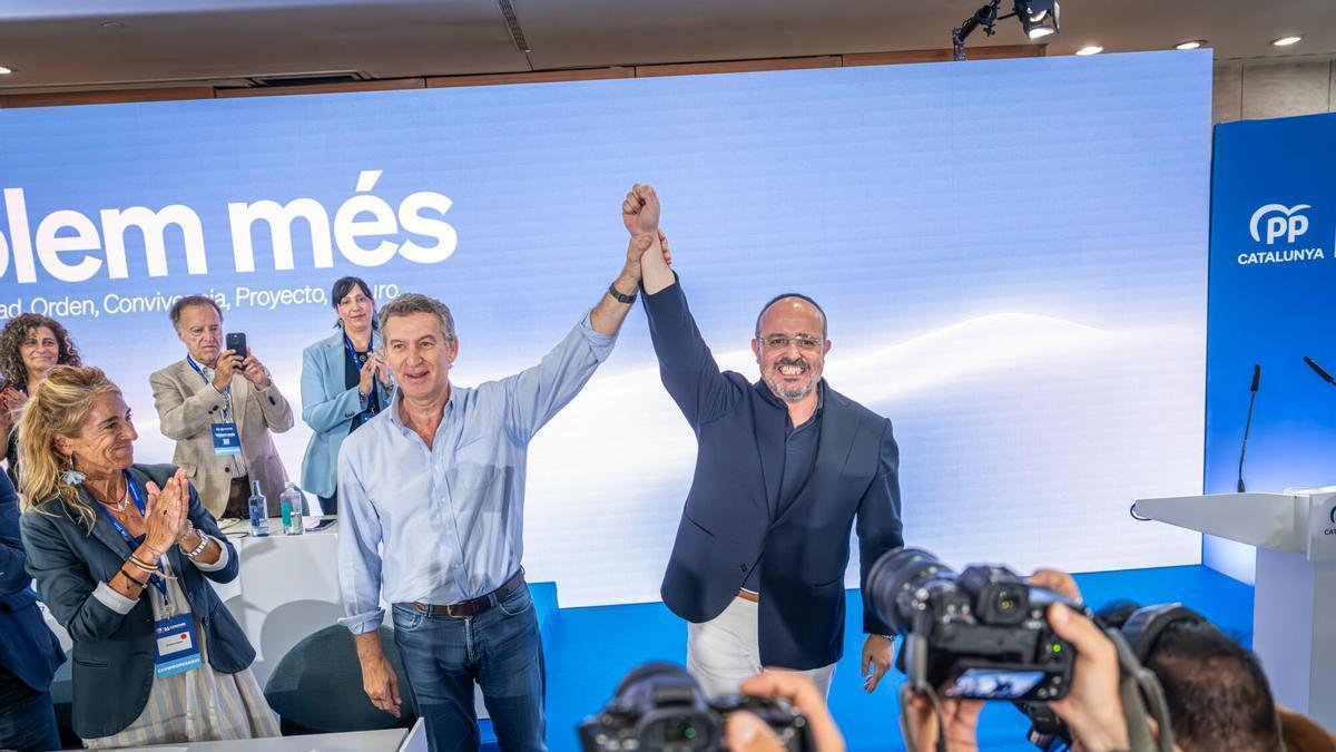 El presidente del Partido Popular, Alberto Núñez Feijóo, celebra junto al presidente del PP de Catalunya, Alejandro Fernández, su reelección como líder del partido en el congreso celebrado este sábado. Barcelona, a 27 de junio de 2026. AUTOR: MANU MITRU | EPC