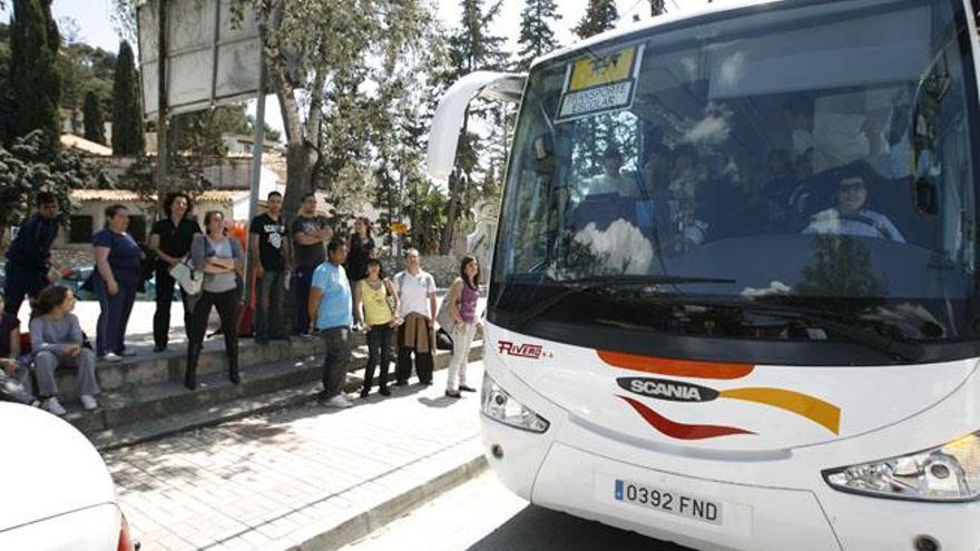 Los alumnos de la provincia de los centros públicos cogen el autobús de forma gratuita.