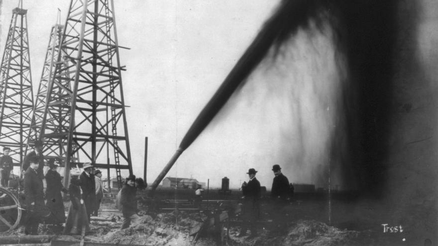 Yacimiento petrolífero en Texas, EEUU, en una fotografía datada en 1901