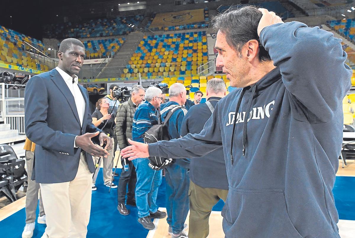 El presidente claretiano Savané saluda al director deportivo Willy Villar, el pasado 20 de marzo, en el parqué del Gran Canaria Arena.