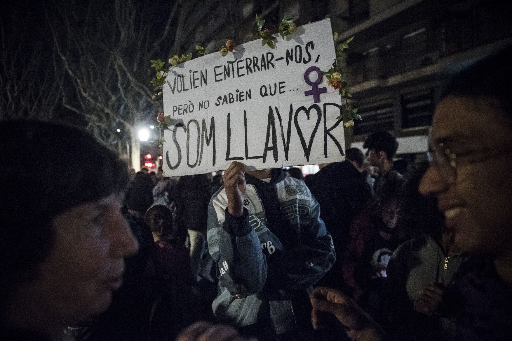 Manresa condemna la violència masclista en la manifestació del 8M