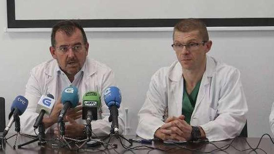 Responsables médicos y de Enfermería del Chuac, ayer, en rueda de prensa.