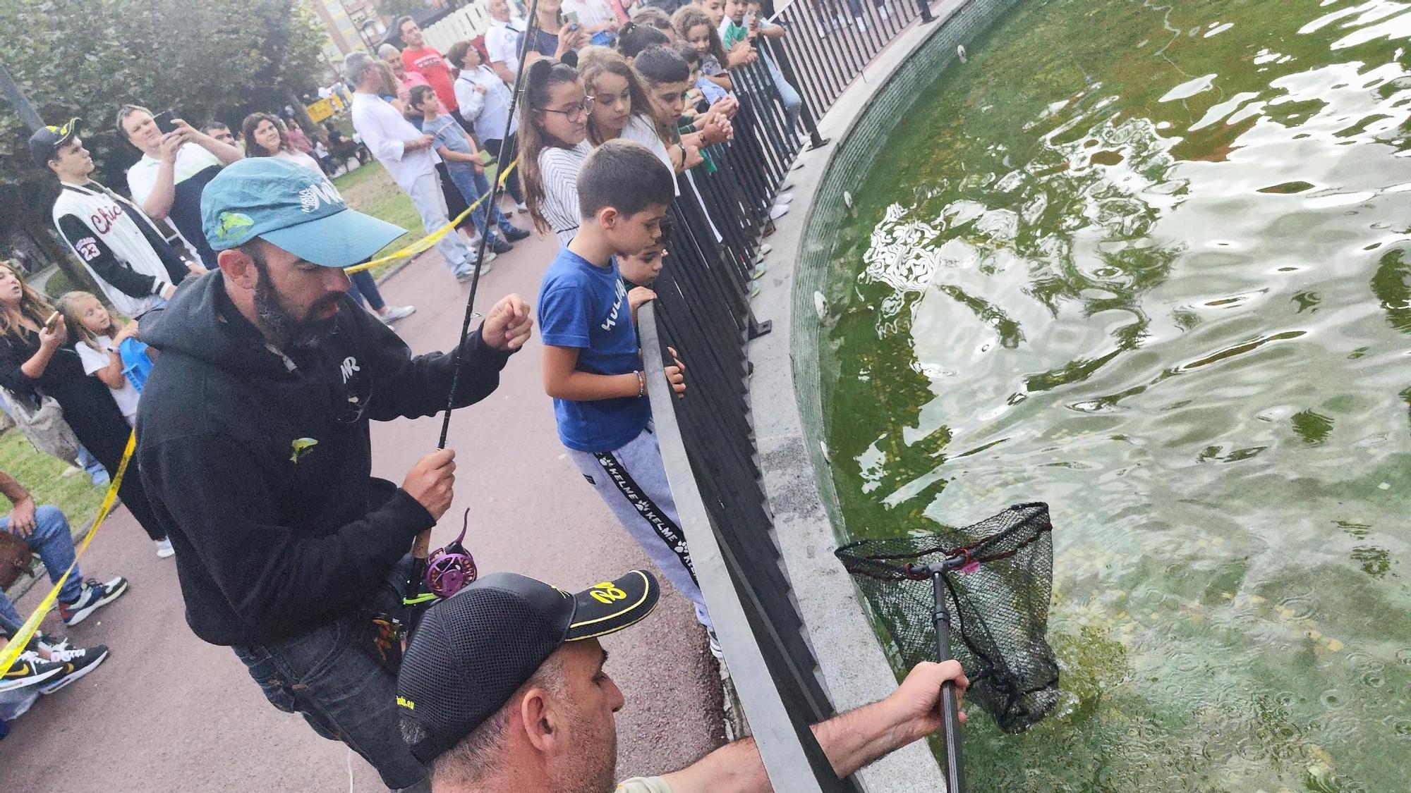 La jornada de pesca infantil en Mieres, en imágenes.