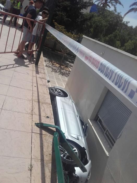 Un coche se estrella en el patio de un colegio de Benissa