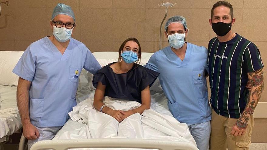 Cintia Rodríguez, junto con los médicos que la han operado en Madrid.