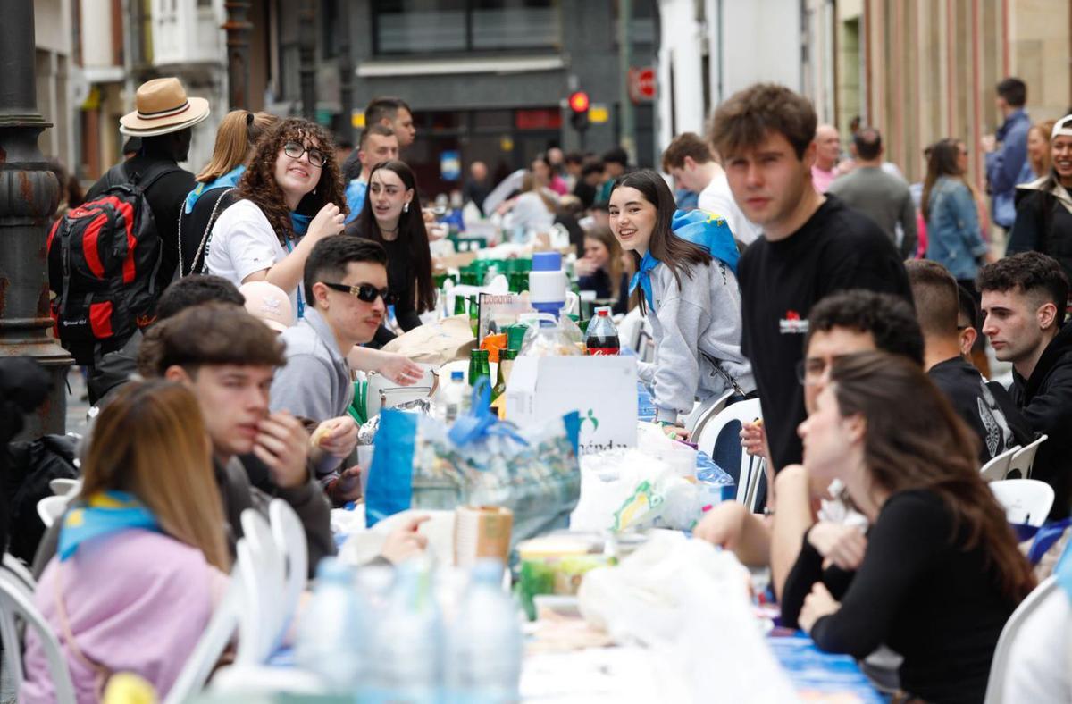 Un grupo de jóvenes durante la celebración de la Comida en la Calle del Lunes de Pascua. | MARA VILLAMUZA