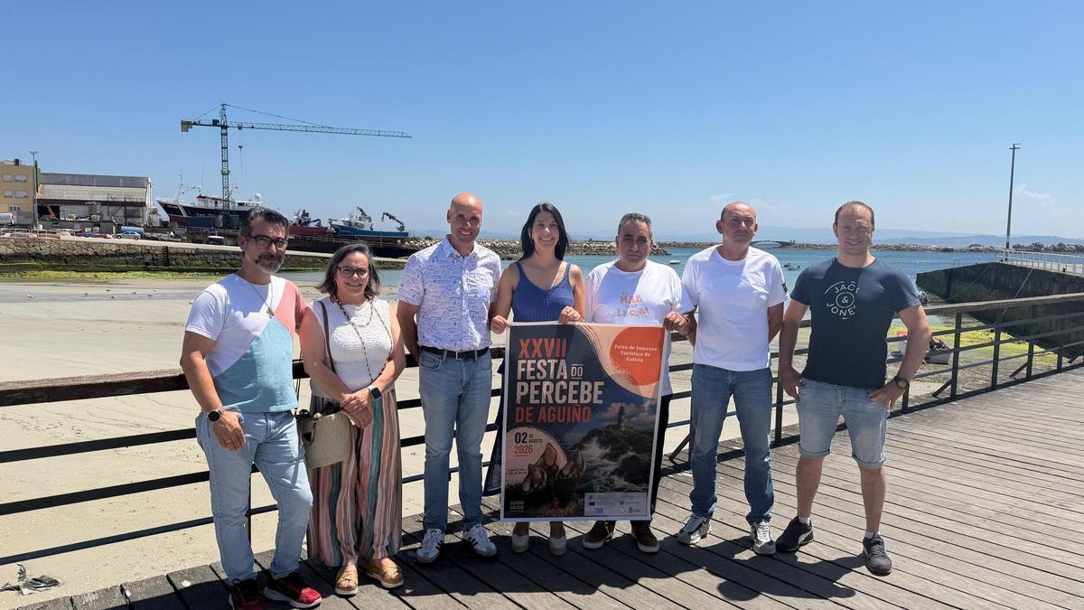 María Sampedro e José Antonio Santamaría, co cartel da Festa do Percebe, na presentación.