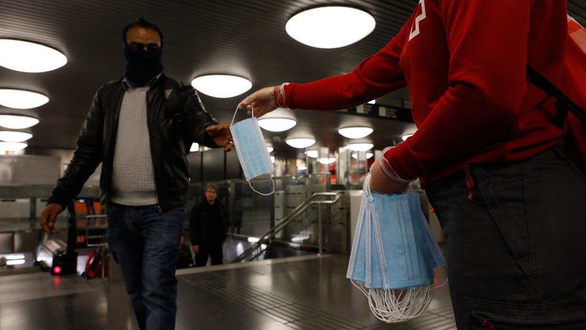 Reparto de mascarillas en el metro de Barcelona