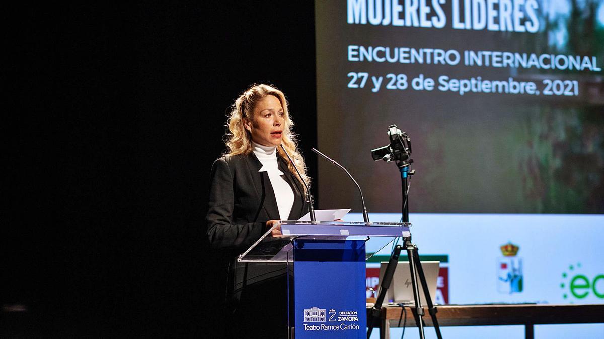 La conductora del evento, durante un instante del acto inaugural. |