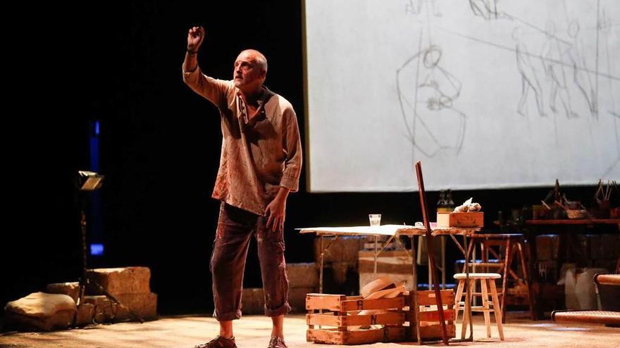 El actor Jordi Rebellón, ayer, durante la representación de &quot;El pintor de batallas&quot; en el Niemeyer.