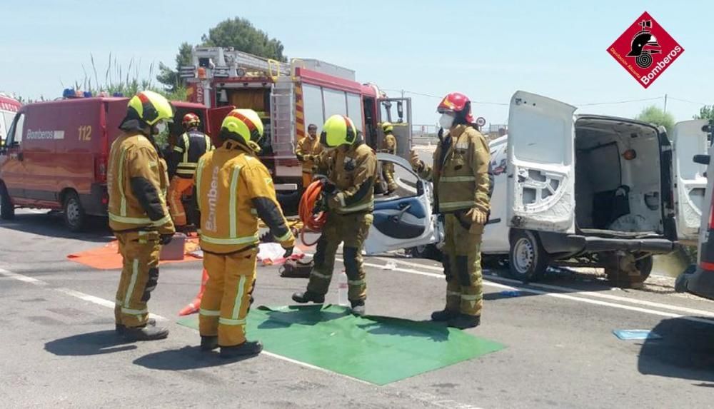 Los bomberos rescatan a un conductor con las piernas fracturadas tras un accidente en Dolores