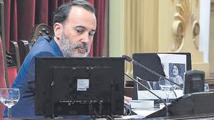 El presidente del Parlament, Gabriel Le Senne, con la foto rasgada de Aurora Picornell.