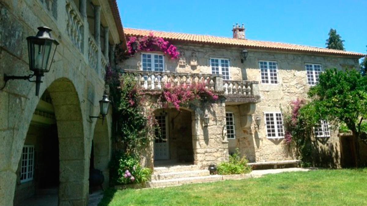 El exterior del pazo, catalogado por Patrimonio.