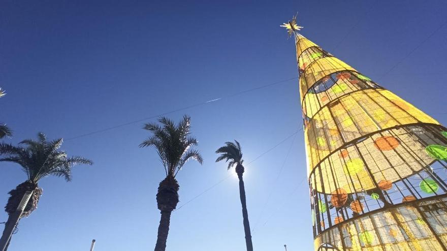 Así es el árbol de Navidad de 20 metros de altura y transitable del paseo marítimo de Juan Aparicio de Torrevieja