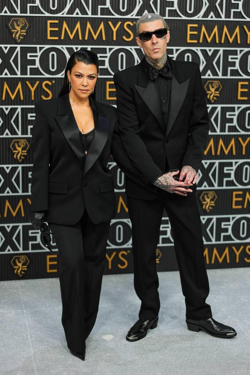 Kourtney Kardashian y Travis Barker en los Premios Emmy 2023