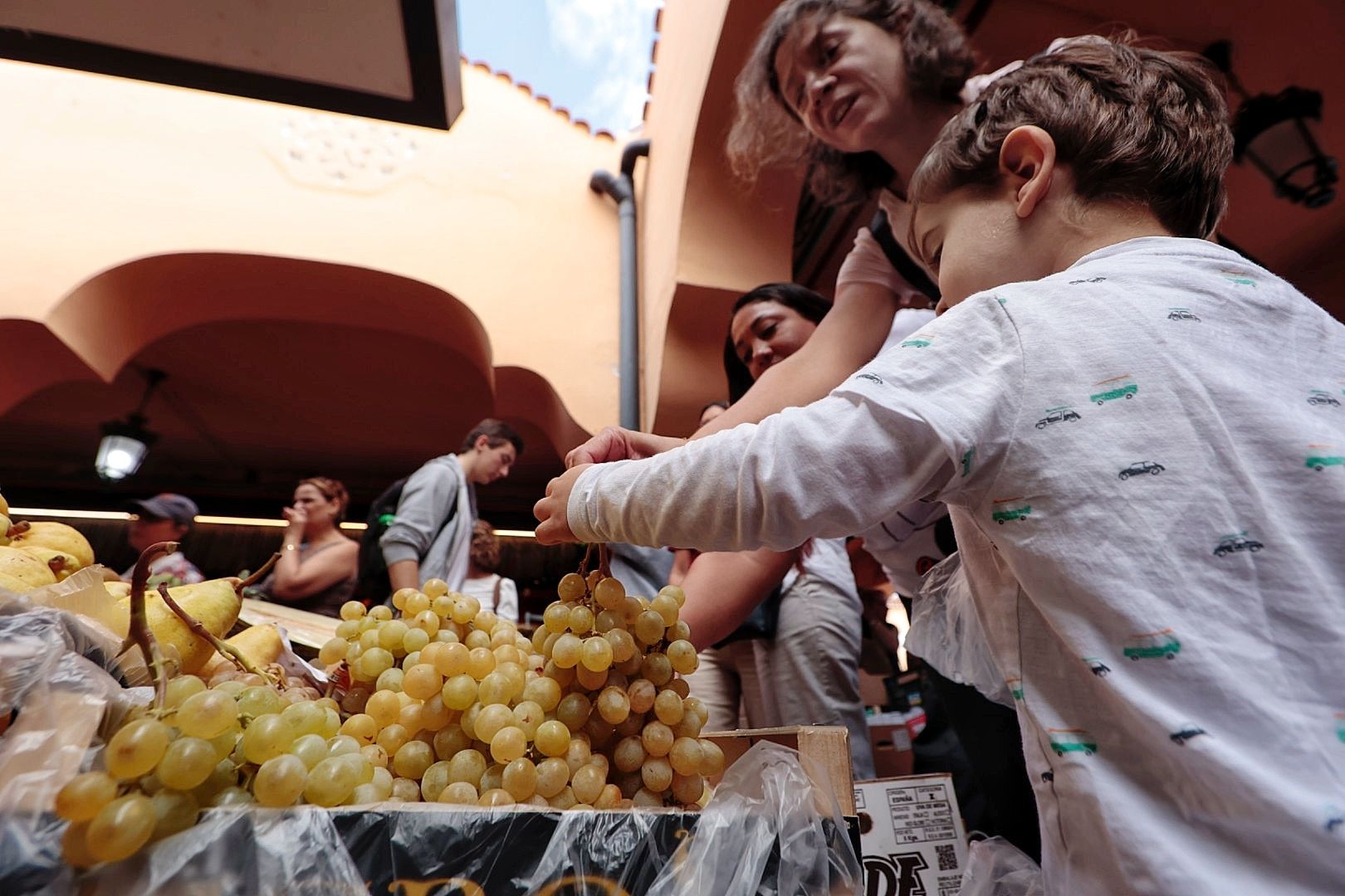 Compra de uvas en el mercado de Santa Cruz de Tenerife