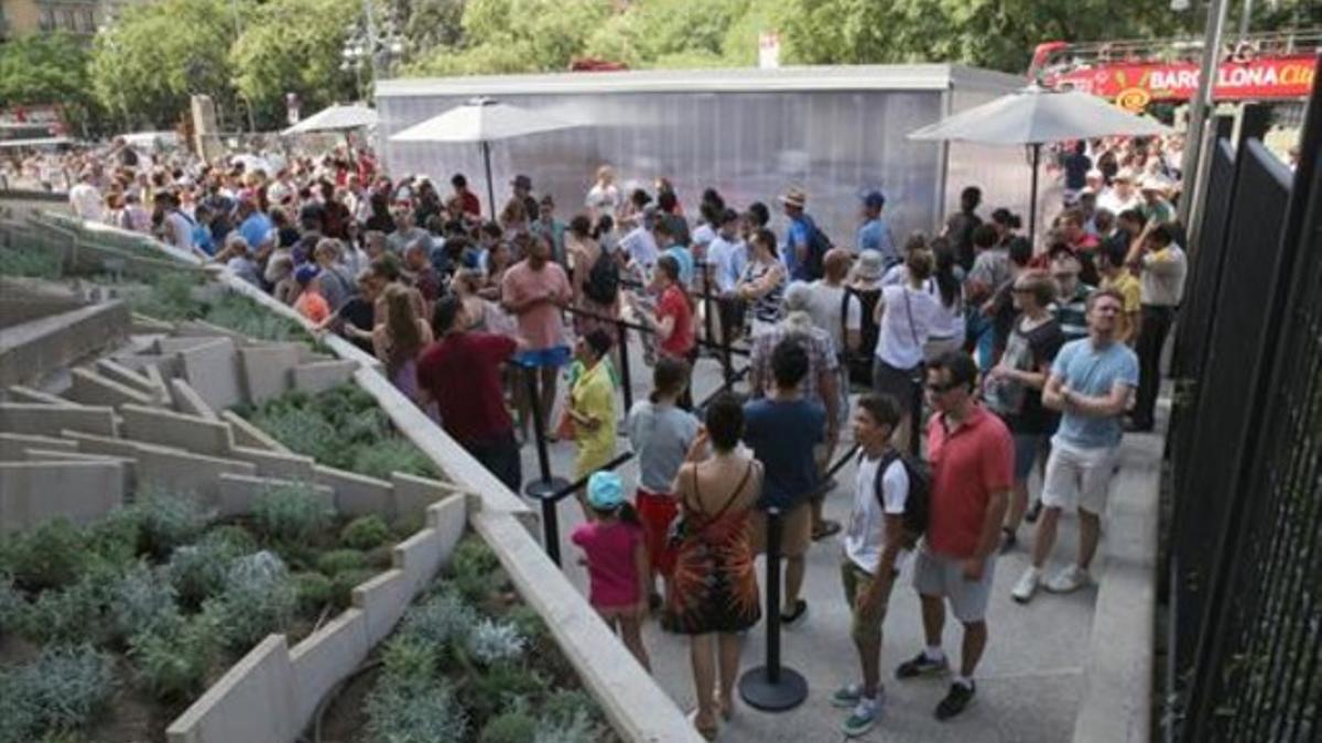 Cola para comprar entradas y acceder al templo, organizada ayer dentro del recinto de la Sagrada Família.