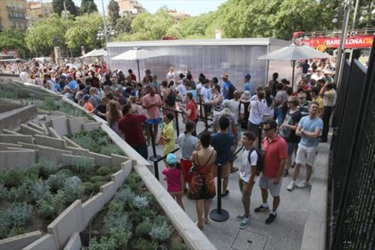 Ahir, la cua per comprar entrades i accedir al temple es va organitzar dins del recinte de la Sagrada Família.