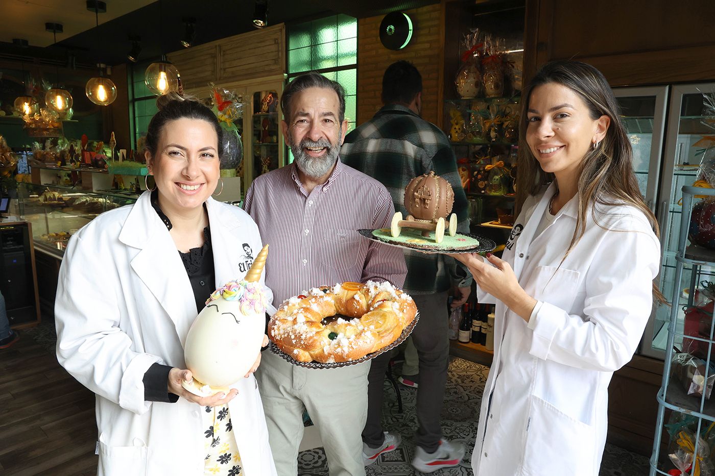 Aldara Durán (1i), con dos compañeros en El Trigal.