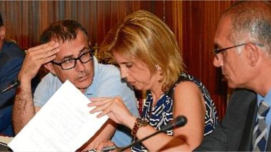 Pere Casellas (PSC), Marta Felip (CiU) i Francesc Cruanyes (CiU) ahir al complicat ple extraordinari.