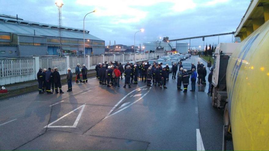 Entrada de la planta de Alcoa, esta mañana, a las 7.30 horas.