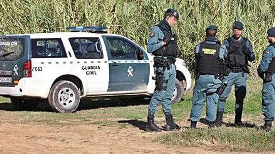 Agentes de la Guardia Civil, durante la búsqueda de Nuria Ester Escalante en Sant Antoni.