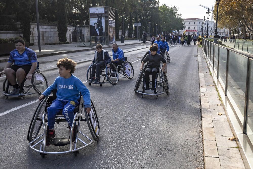 Medio centenar de personas participan en la primera marcha Milla Accesible