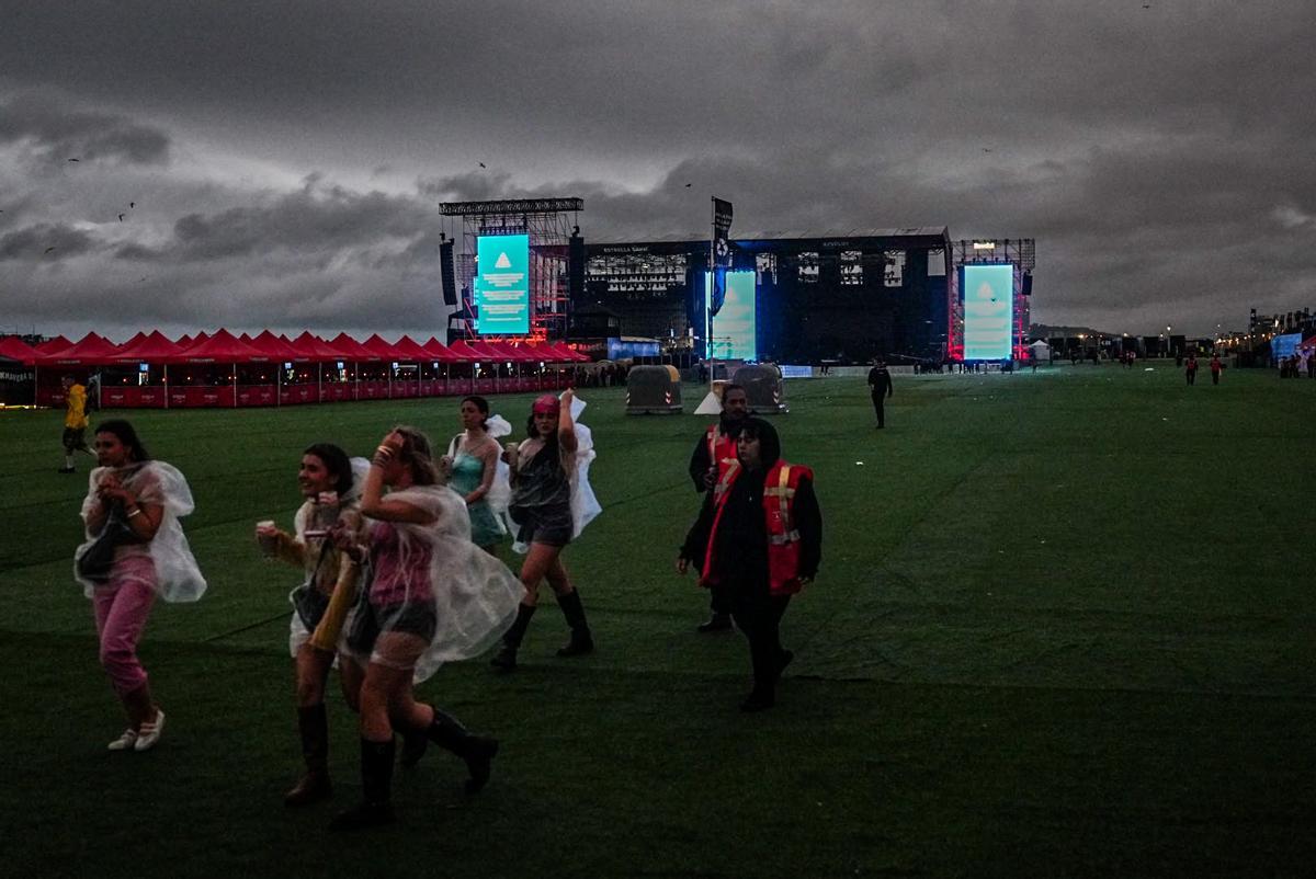 La lluvia suspende temporalmente algunos conciertos el primer día del Primavera Sound. La lluvia suspende temporalmente algunos conciertos el primer día del Primavera Sound.