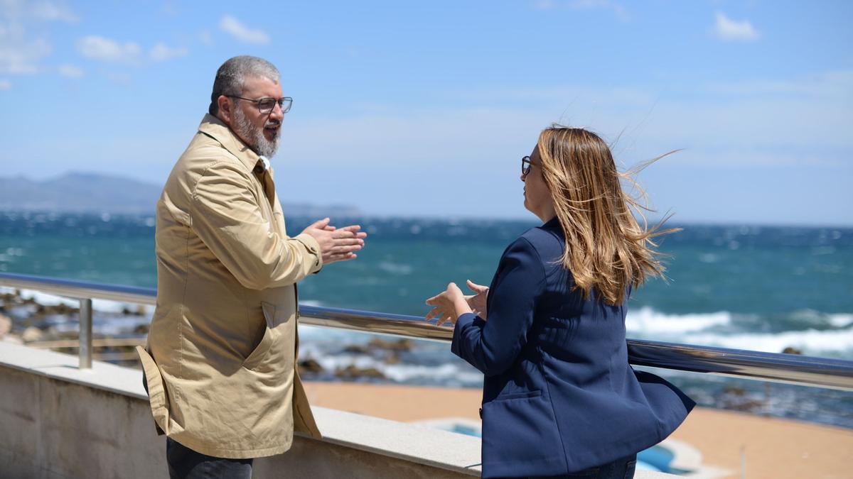 El senador Jordi Martí Deulofeu i la regidor d'ERC de l'Escala Etna Estrems davant la piscina del passeig