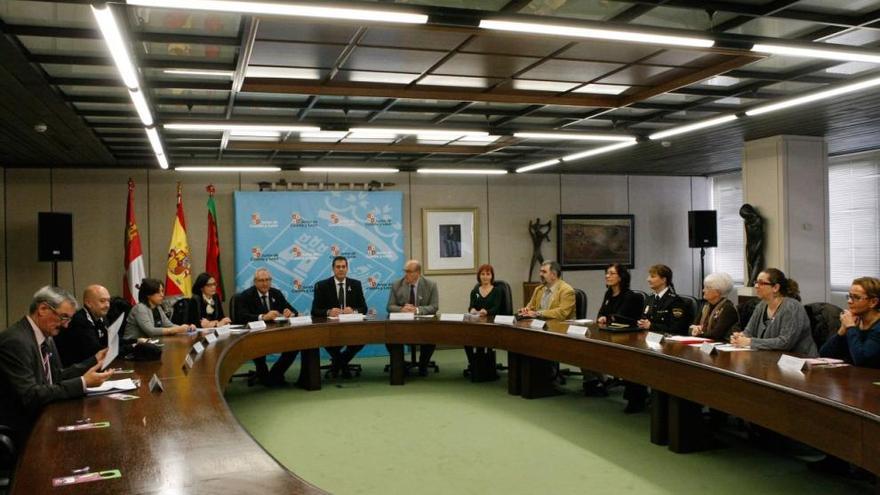 Representantes durante la Comisión contra la Violencia de Género.