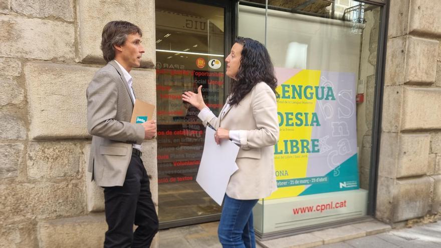 Salvador Vergés acompanyat de la regidora de Llengua Catalana a l'Ajuntament de Girona, Núria Riquelme