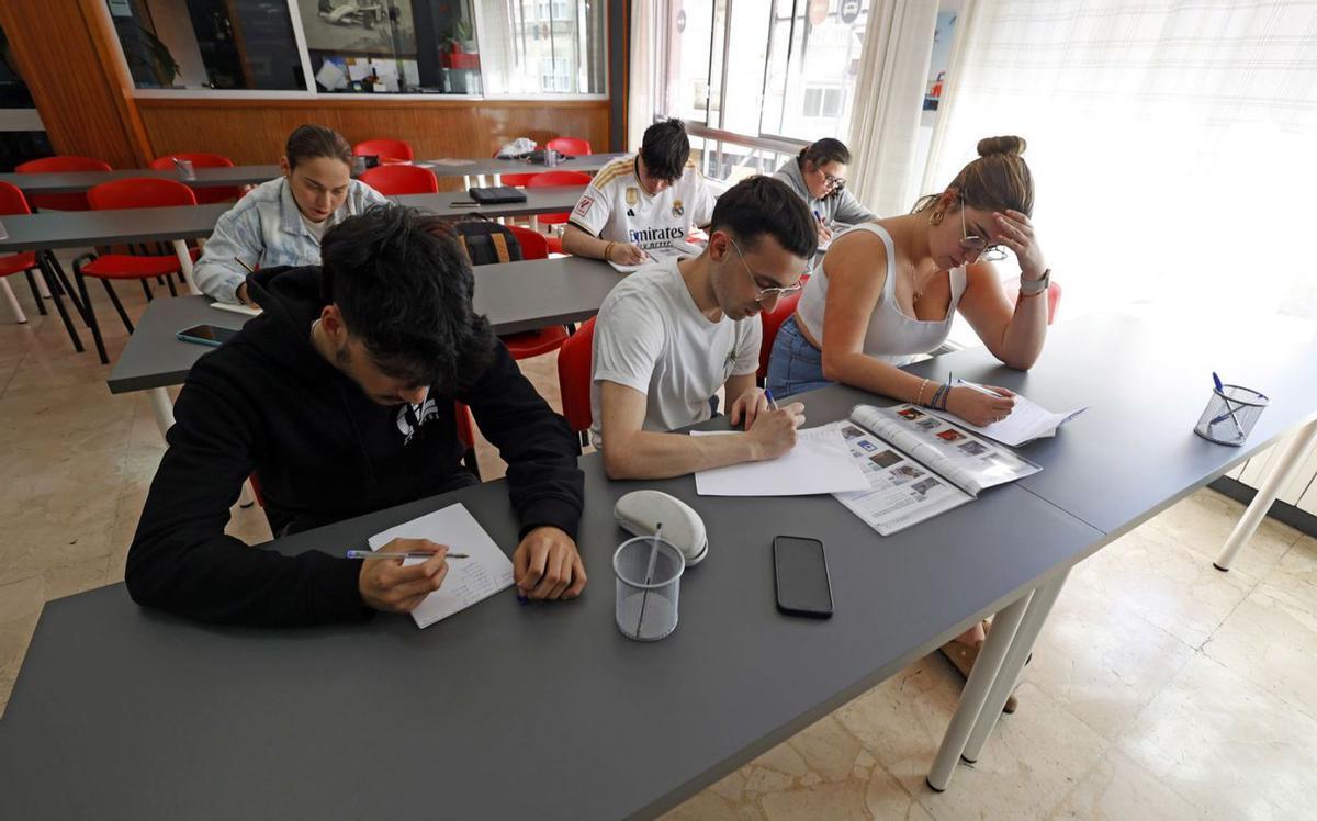 Jóvenes practicando tests para el examen teórico en la Autoescuela Camba.  | // GUSTAVO SANTOS 
