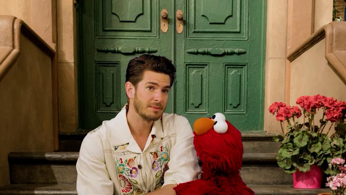 El actor Andrew Garfield habla de la muerte de su madre con Elmo de Barrio Sésamo