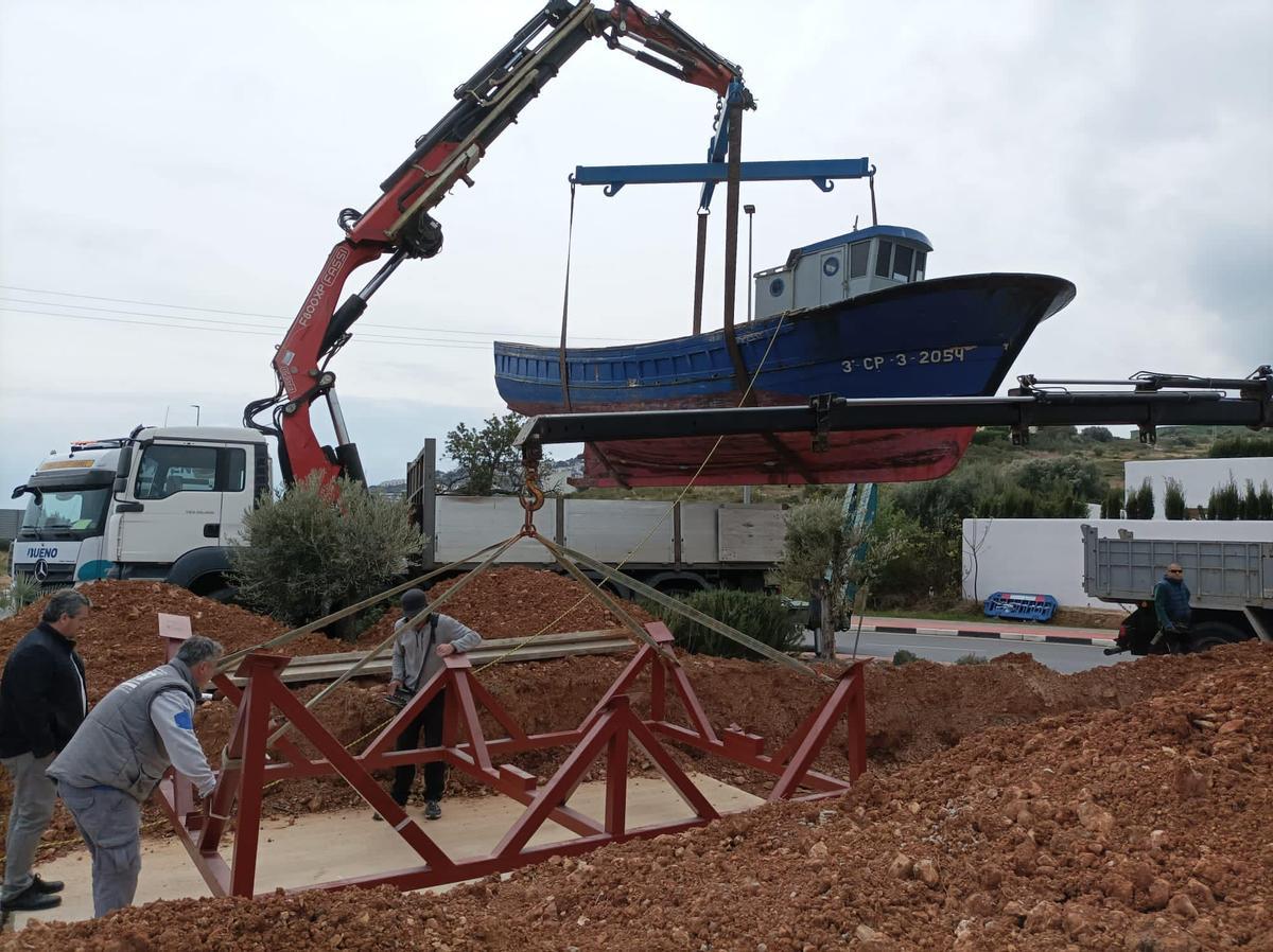 La embarcación pesquera instalada en la primera rotonda de la CV-141 es un homenaje a los pescadores locales.