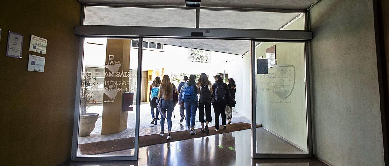 Varias alumnas, a la salida de un instituto valenciano.  | GERMÁN CABALLERO