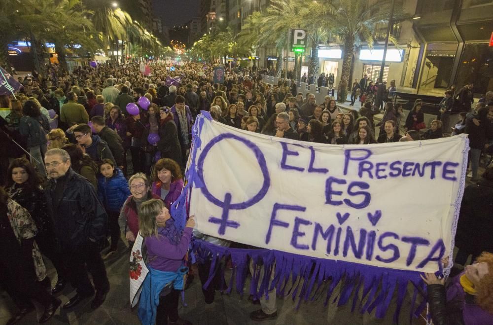 8 de Marzo: Más de 40.000 personas en la manifestación feminista de Alicante contra el machismo y por la igualdad