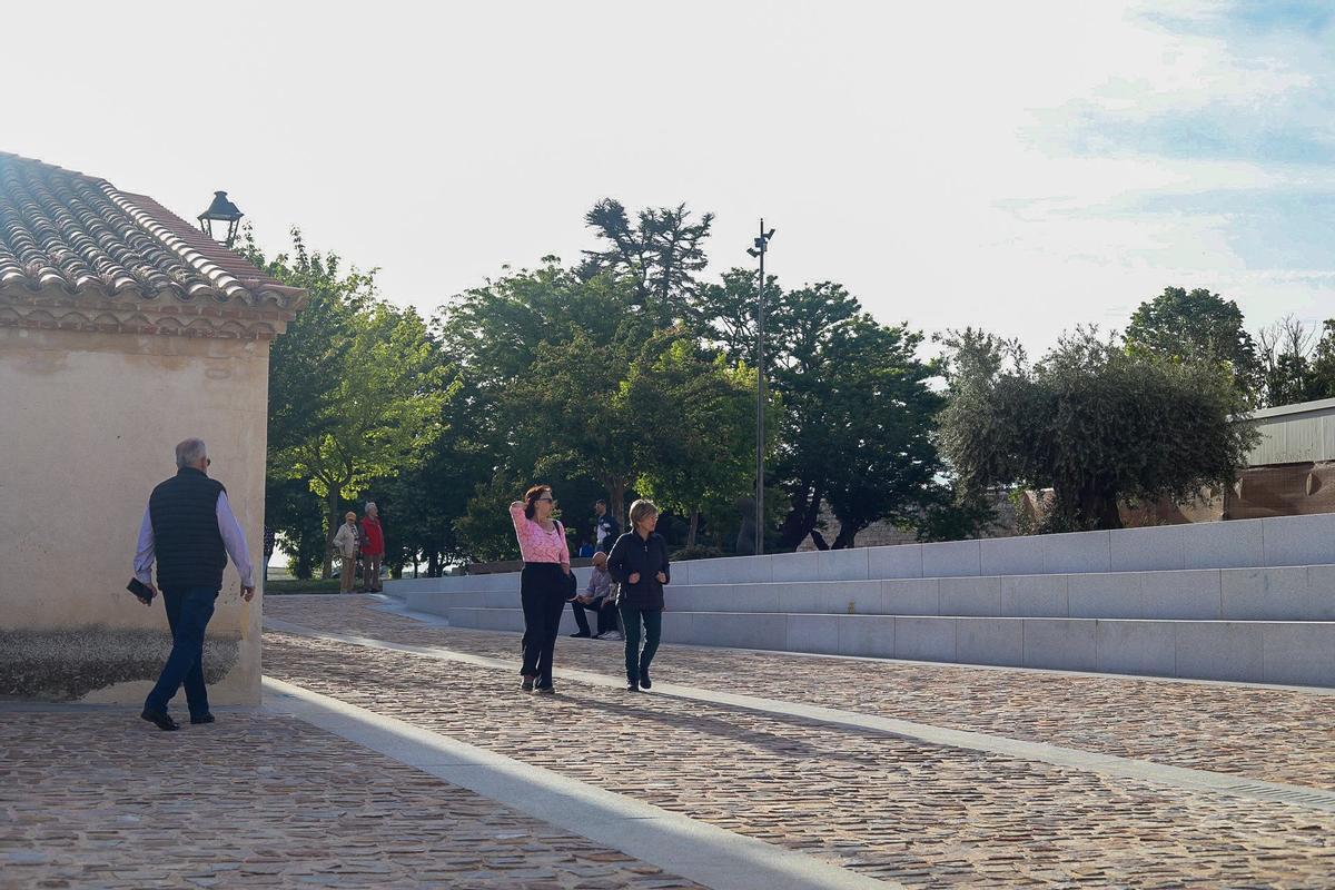 Público en el tramo que conecta con los Jardines del Castillo.