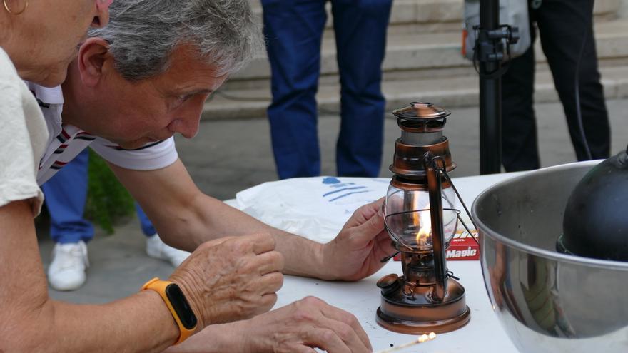 La Flama del Canigó és rebuda a Figueres per desenes de persones