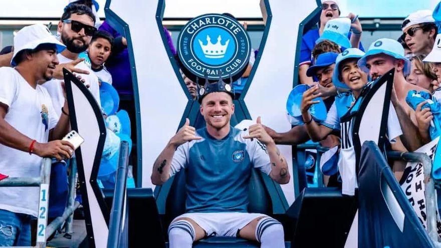 Pep Biel celebra con la afición su elección como mejor jugador de un partido disputado con el Charlotte esta temporada,